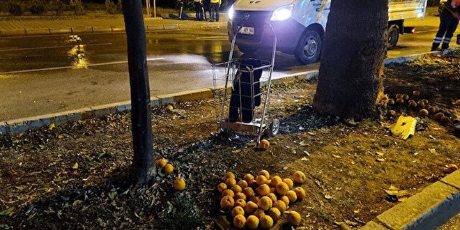 Refüjde turunç toplayan 3 kadın otomobillerin çarpması sonucu öldü