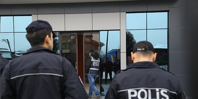 Polisten akaryak�t istasyonunda g�mr�k ka�a�� sevkiyat�na su��st�