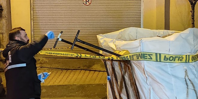 Ka��t toplay�c� �ld�r�ld�! �ah damar�ndan b��akland�