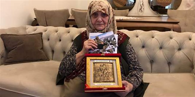 Ördüğü çorapları askerlere gönderen Melek teyzeye jandarmadan teşekkür