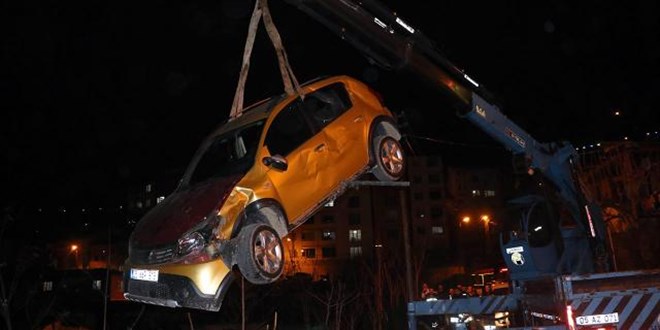 Evin çatısına otomobil düştü
