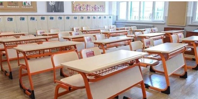 'Kız-erkek ayrı oturması' talimatı veren okul müdürü göreve döndü