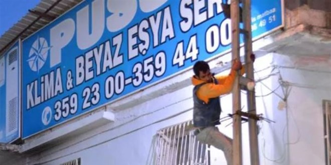 Çatıda mahsur kalan hırsıza yol gösterdi, sonra sopayla saldırdı