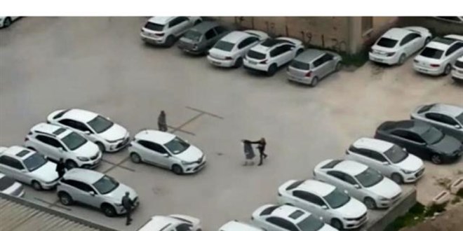 Kadını tekme ve yumrukla herkesin içinde böyle dövdü