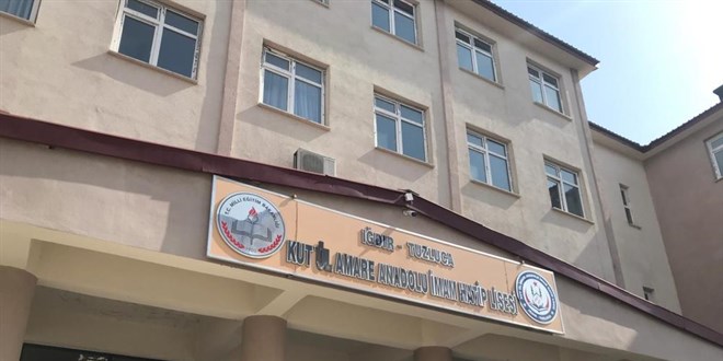 Okulda yemek asansrne skan grevli hayatn kaybetti
