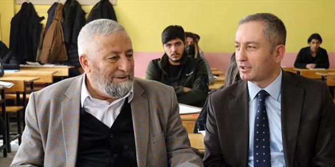 'Okumanın yaşı yoktur' deyip hayalindeki meslek için 72 yaşında okula döndü