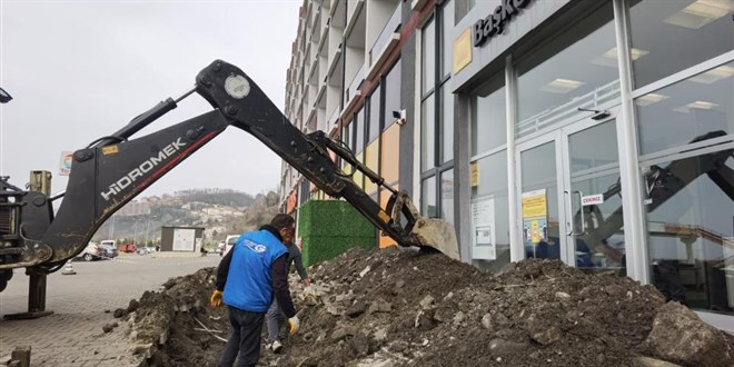 Elektrik borcu krizi inada bindi: Belediye, firmanın önünü kazdı