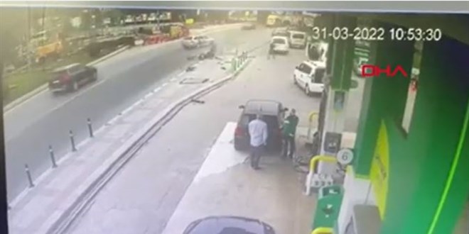 Motokuryeye çarptılar, paraları alıp kaçtılar: 1 milyon TL'lik gasp kamerada