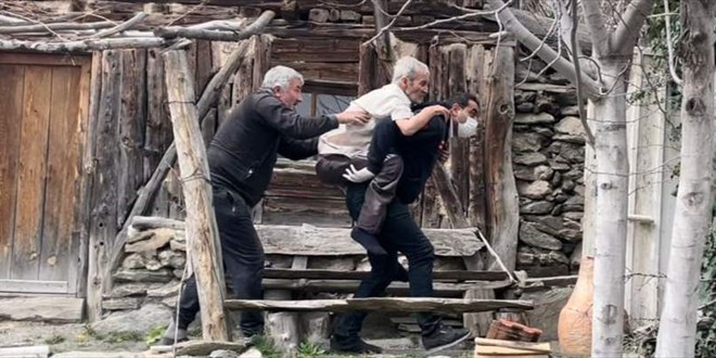 Sağlık personeli KOAH hastasını sırtında evine taşıdı