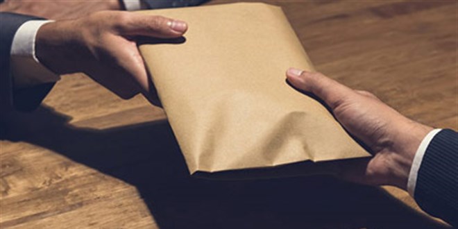 Belediyede rüşvet skandalı... Başkan yardımcısı görevden alındı