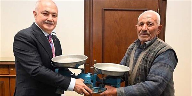 Belediye Başkanı, tartısına el konulan seyyar satıcıdan özür diledi