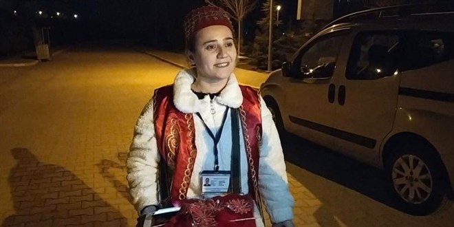 Çorumlular ilk sahura kadın davulcunun manileriyle uyandı
