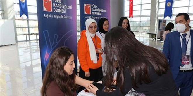 Kovid-19'dan hayatını kaybeden Prof. Dr. Feriha Öz'ün kızından 'aşı' uyarısı