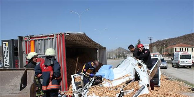 Devrilen tırın dorsesinin altında sürüklenen araç sürücüsü öldü