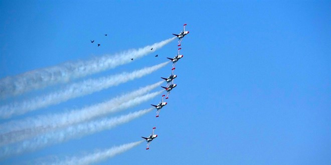 Türk Yıldızları, Van Gölü semalarında nefes kesti