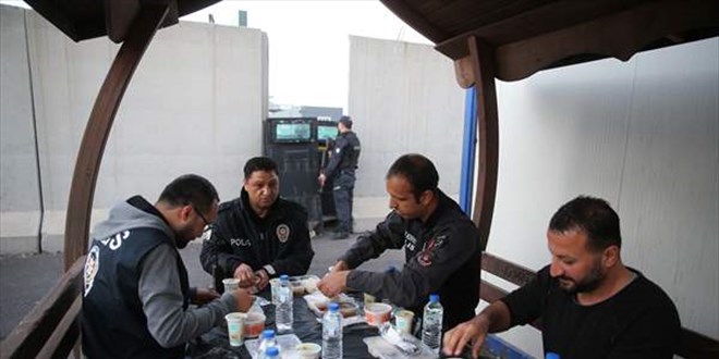 Mardin'de polis ekipleri ilk iftarlarn grevlerinin banda at