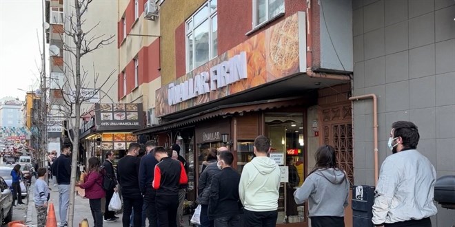İstanbul'da Ramazan'ın ilk gününde sıcak pide kuyruğu