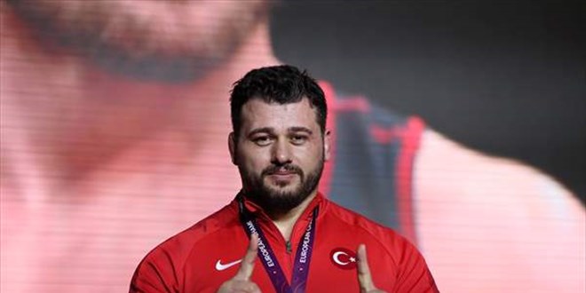 Bakan Kasapoğlu, 11. kez Avrupa şampiyonu olan Rıza Kayaalp'i tebrik etti
