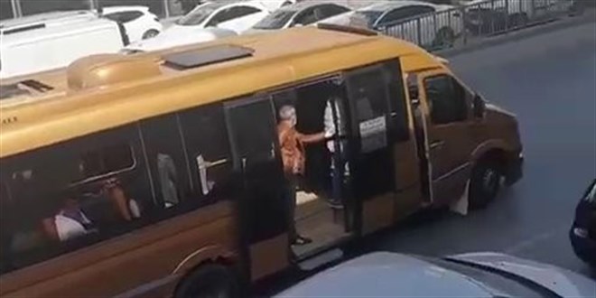 Minibüs şoförü kavga edip trafikte araç kovaladı