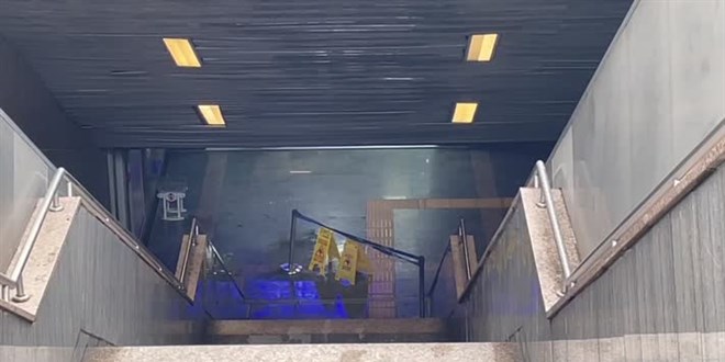 Şişli'deki metro istasyonunda İSKİ'ye ait su borusu patladı