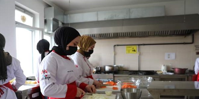 Gnll renciler okulun mutfanda ihtiya sahiplerine iftar iin yemek piiriyor