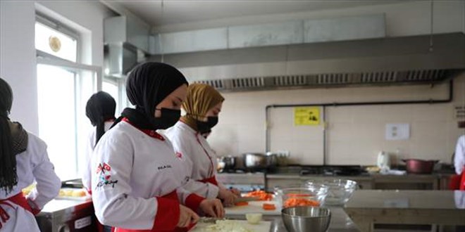 Gönüllü öğrenciler okulun mutfağında ihtiyaç sahiplerine iftar için yemek pişiriyor