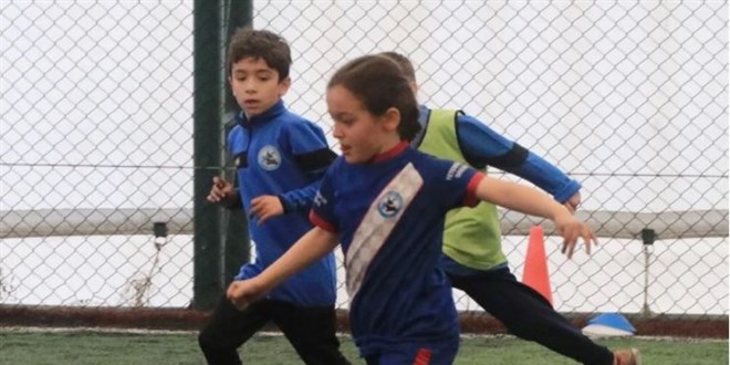 Erkekler pas vermeyince belediye başkanını antrenmana çağırdı