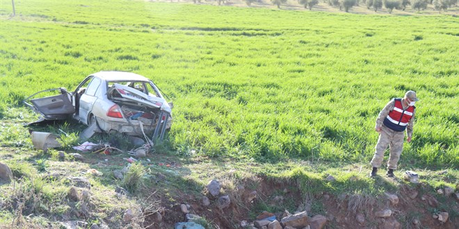 Kilis'te şarampole devrilen otomobildeki 3 kişi yaralandı
