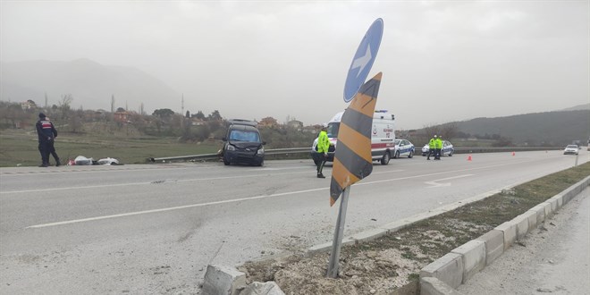 Çorum'da refüje çarpan otomobildeki 1 kişi öldü, 2 kişi yaralandı
