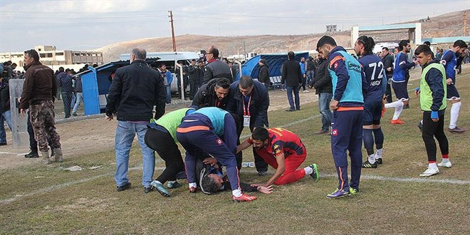 Ağrı'da amatör maçta sahaya giren taraftarlar, rakip takımın futbolcularını darbetti