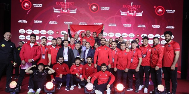Milli güreşçiler 17 madalya ile Macaristan'da rekor kırdı