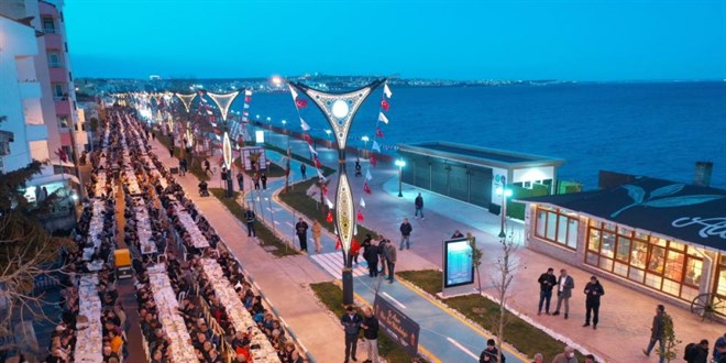 1 kilometrelik dev iftar sofrası: Bu sofranın başı var sonu yok