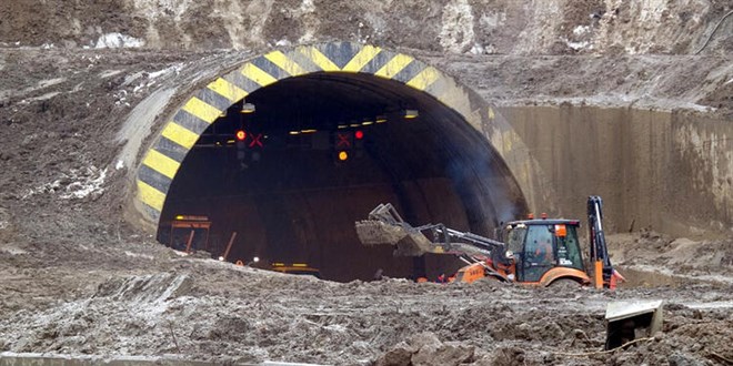 Yoldaki toprak kütlesi kaldırıldı, Bolu Dağı Tüneli'nin bugün açılması planlanıyor
