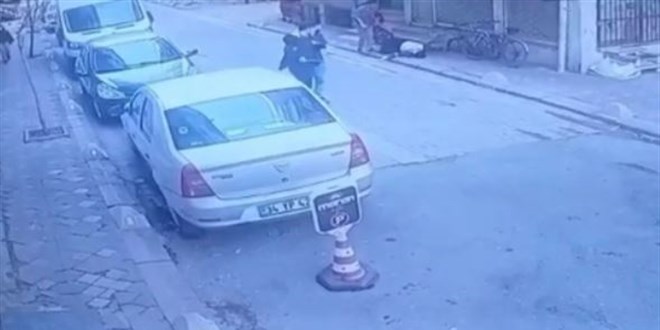 Kız kardeşini sokak ortasında sopayla döverek bayılttı
