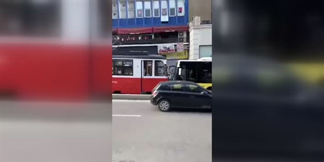Kad�k�y'de �zel halk otob�s� nostaljik tramvaya �arpt�