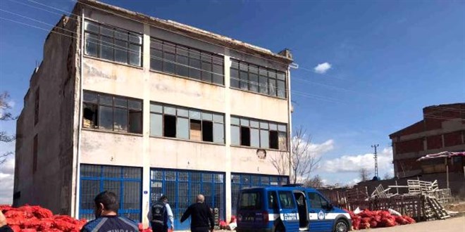 Yol kenarına atılmış yüzlerce çuval soğan, ekipleri harekete geçirdi