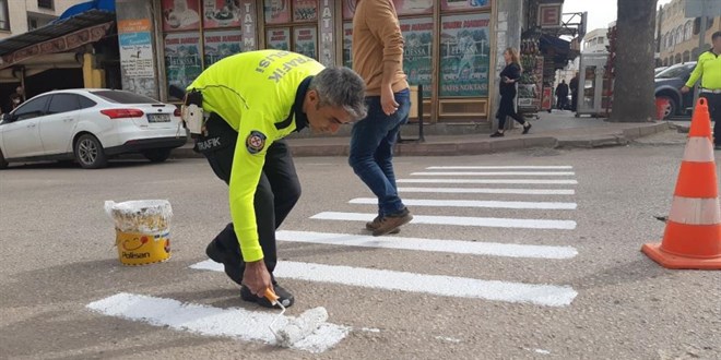 Trafik polisleri kendi yaya çizgilerini kendi çizdi