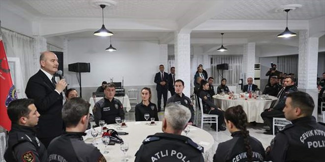 İçişleri Bakanı Soylu, polislerle iftar yaptı