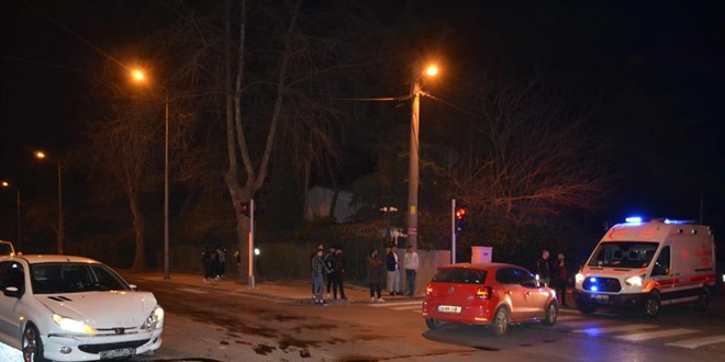 Alkollü sürücüyle çarpışan otomobildeki zabıta yaralandı