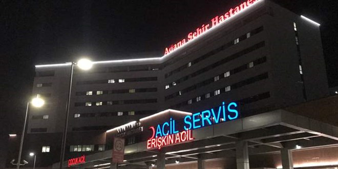 Silah sesi üzerine pencereden başını uzatan kadın gözünden vuruldu