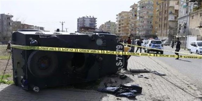 Diyarbakır'da zırhlı araç ile hafif ticari araç çarpıştı: 1'i polis 3 yaralı
