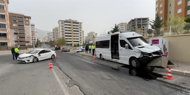Kahramanmaraş'ta öğrenci servisi ile otomobil çarpıştı, 5 kişi yaralandı