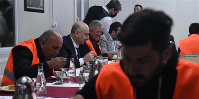 Bakan Karaismailoğlu, şantiye işçileri ile sahur yaptı