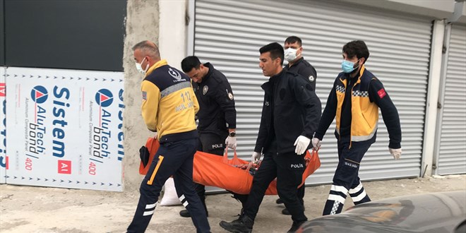 Boşanma aşamasındaki karısını öldürüp kendisinin de boğazını kesti