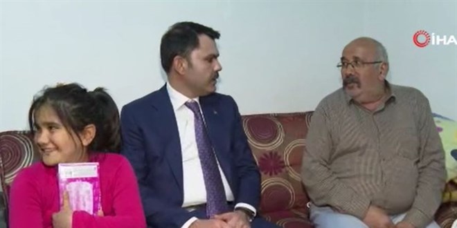 Bakan Kurum ziyaret ettiği aileyi sevince boğdu: Ev taksitlerini üstlendi