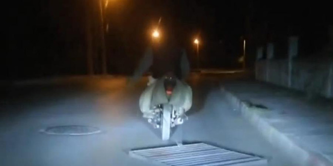 Çaldığı mazgalı motosikletiyle sürüklerken polise yakalandı