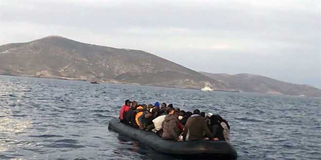 Muğla'da lastik bottaki 27 düzensiz göçmen kurtarıldı