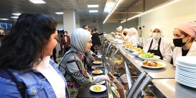 Emine Erdoğan, KYK Yurdu'nda kalan kız öğrencilerle iftar yaptı