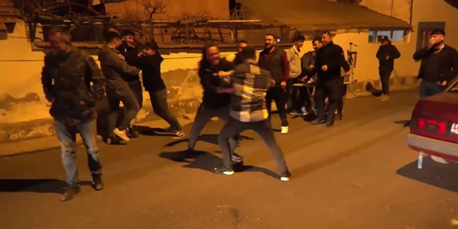 Sivas'ta kavga ihbarına giden polislere gençlerden sürpriz kutlama