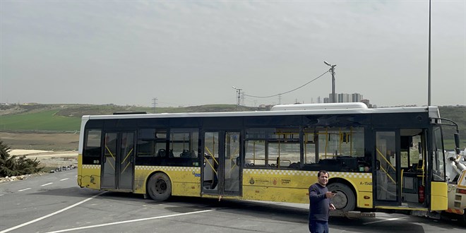 Başakşehir'de park halindeyken aniden hareket eden İETT otobüsü şarampole devrildi